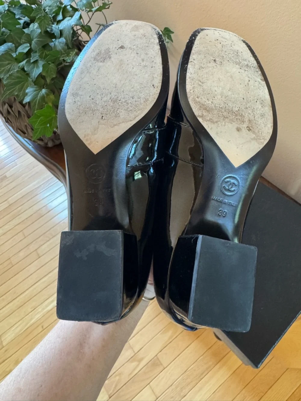 CHANEL Black Patent Leather Women's Loafers with CC Logo - Picture 8 of 9